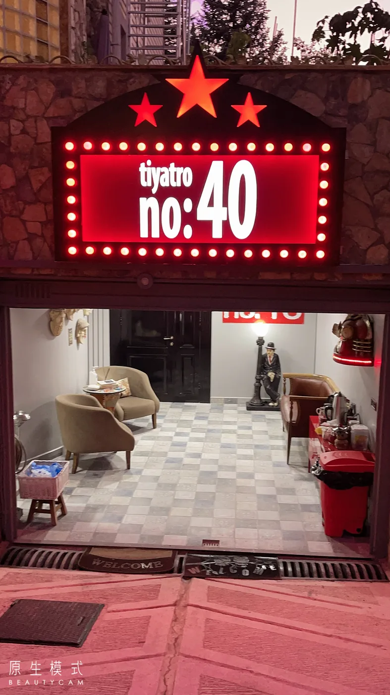 Tiyatro No:40 Girişi